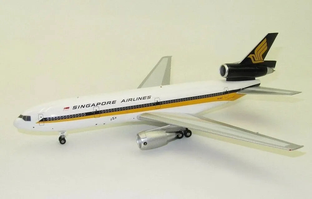 WB MODELS DC-10-30 SINGAPORE AIRLINES REG: 9V-SDF