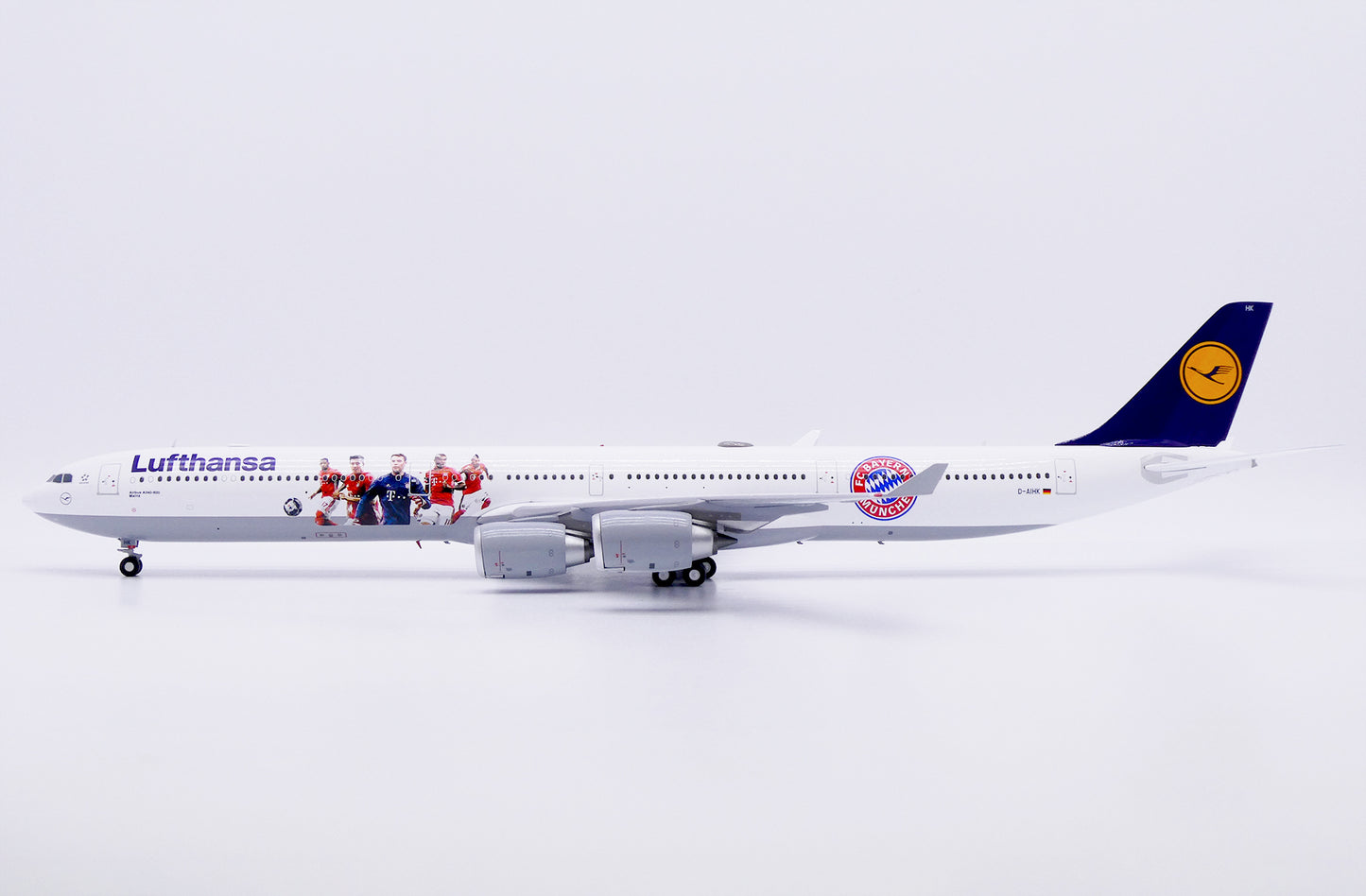 JC WINGS A340-600 LUFTHANSA "FC BAYERN MUNCHEN" REG: D-AIHK