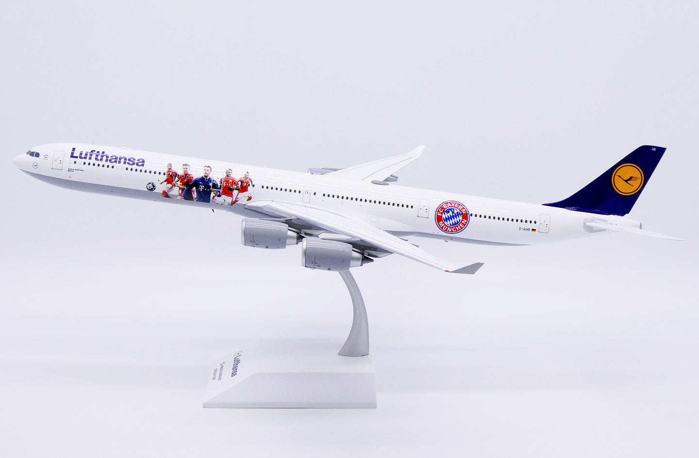 JC WINGS A340-600 LUFTHANSA "FC BAYERN MUNCHEN" REG: D-AIHK