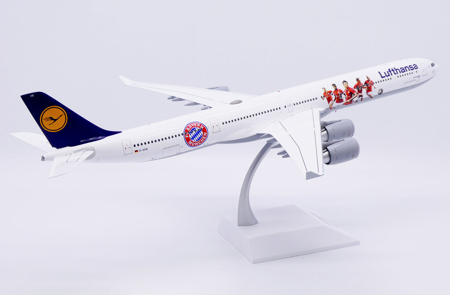 JC WINGS A340-600 LUFTHANSA "FC BAYERN MUNCHEN" REG: D-AIHK