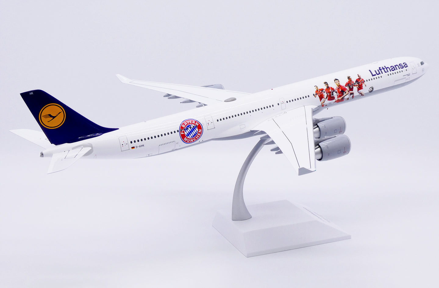 JC WINGS A340-600 LUFTHANSA "FC BAYERN MUNCHEN" REG: D-AIHK