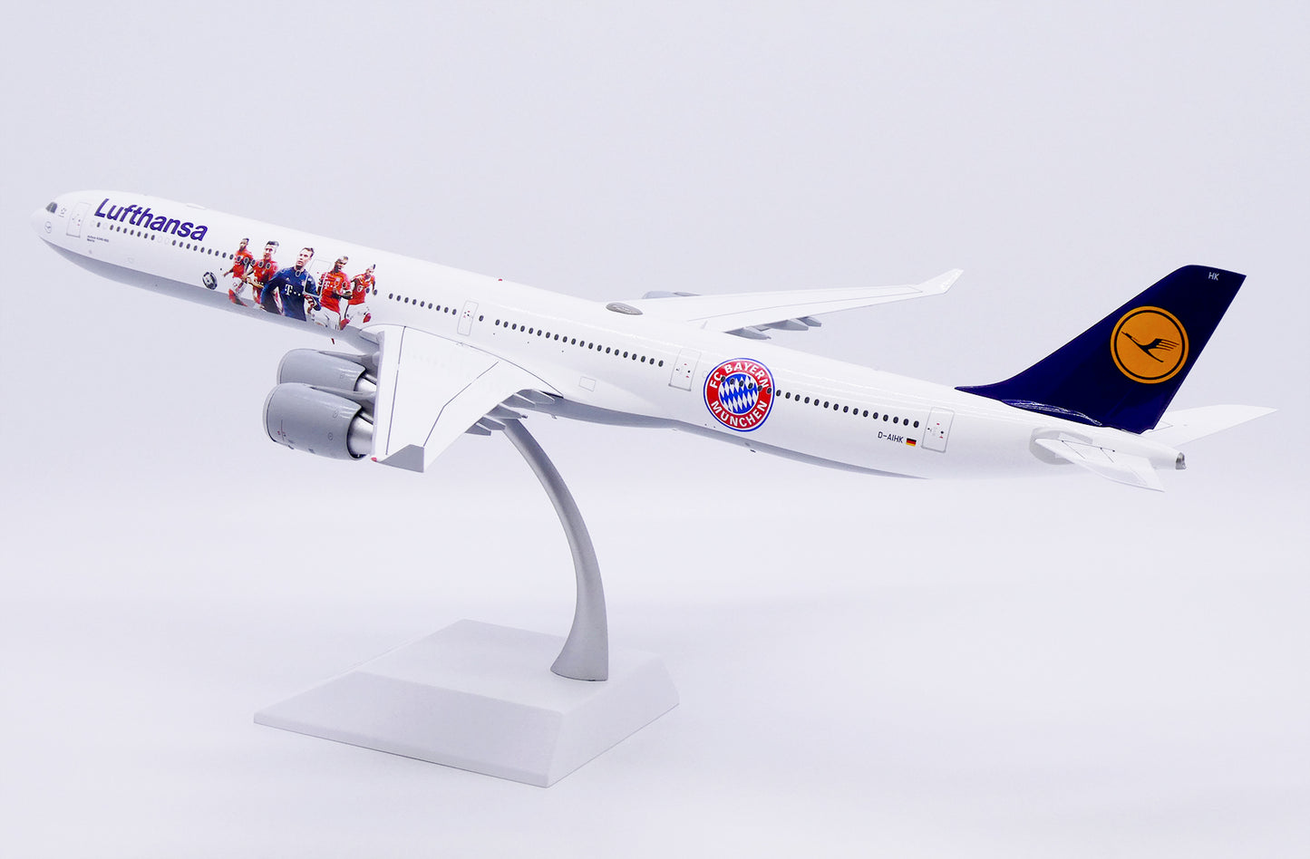 JC WINGS A340-600 LUFTHANSA "FC BAYERN MUNCHEN" REG: D-AIHK