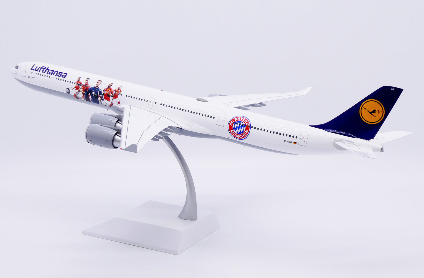 JC WINGS A340-600 LUFTHANSA "FC BAYERN MUNCHEN" REG: D-AIHK
