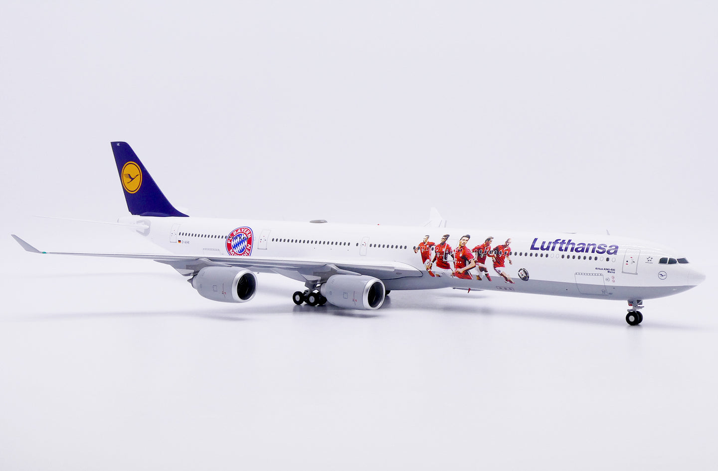 JC WINGS A340-600 LUFTHANSA "FC BAYERN MUNCHEN" REG: D-AIHK