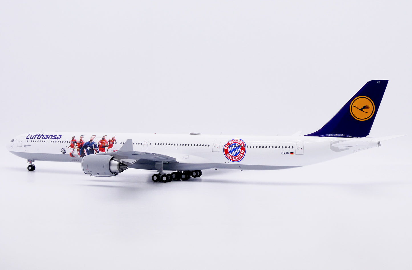 JC WINGS A340-600 LUFTHANSA "FC BAYERN MUNCHEN" REG: D-AIHK