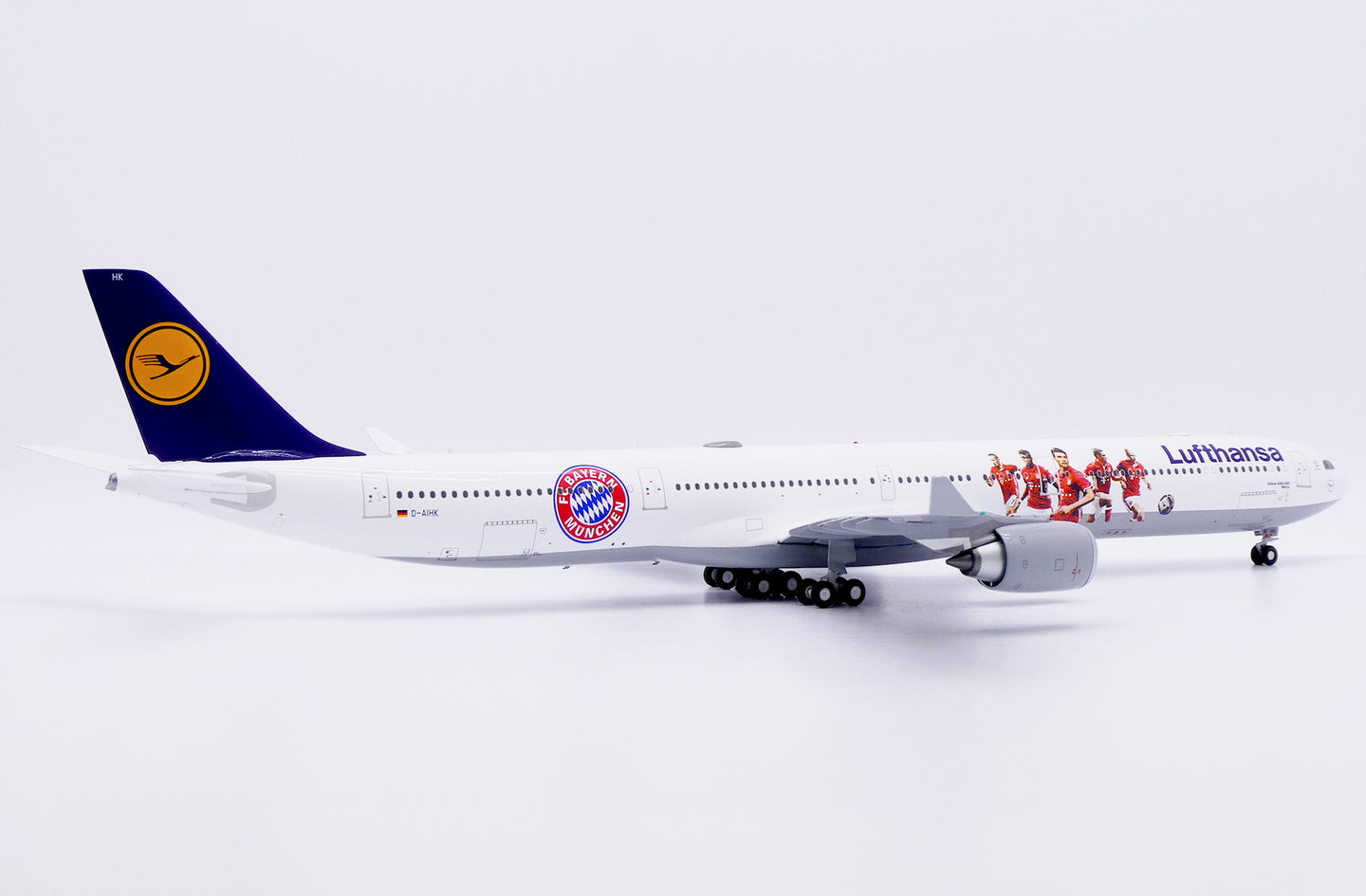 JC WINGS A340-600 LUFTHANSA "FC BAYERN MUNCHEN" REG: D-AIHK