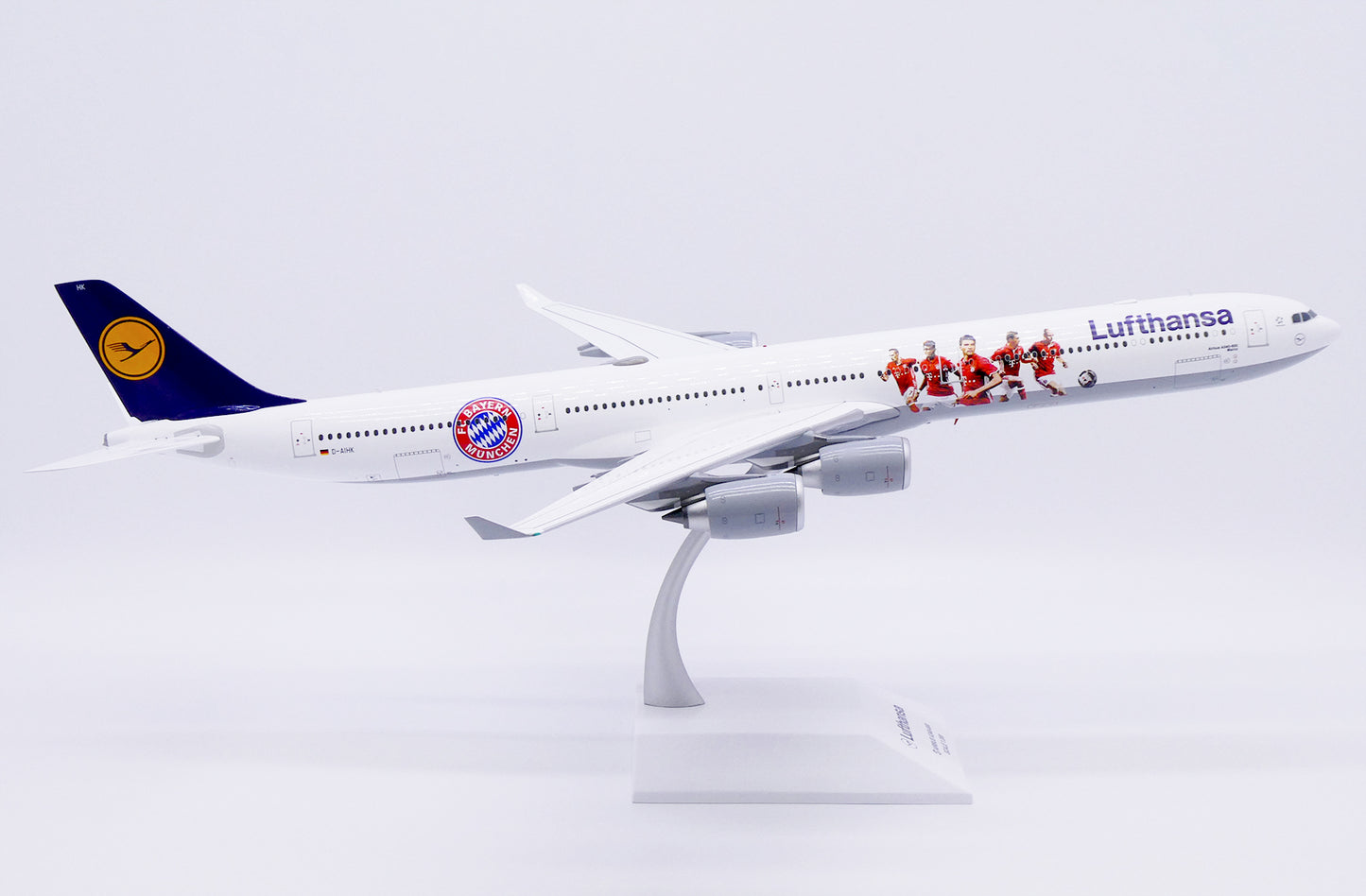 JC WINGS A340-600 LUFTHANSA "FC BAYERN MUNCHEN" REG: D-AIHK