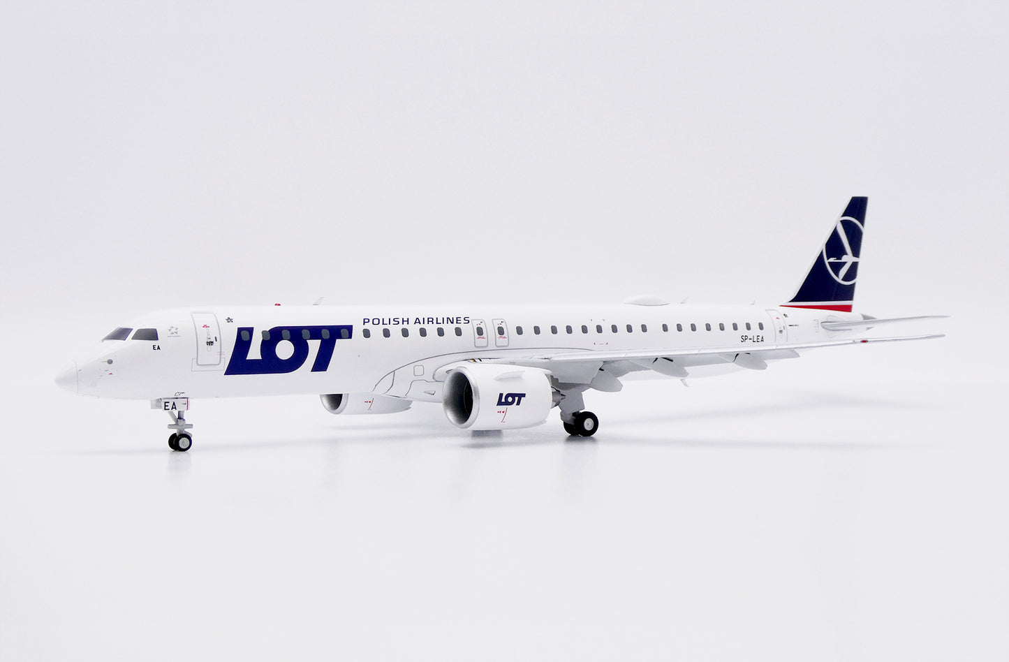 JC WINGS E195-E2 POLISH AIRLINES (LOT) (FLAPS DOWN) REG: SP-LEA