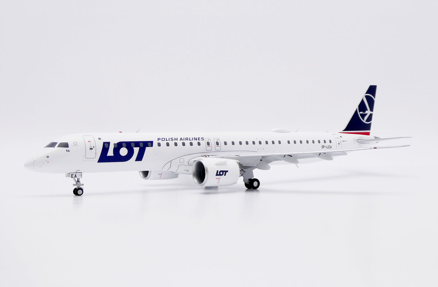 JC WINGS E195-E2 POLISH AIRLINES (LOT) (FLAPS DOWN) REG: SP-LEA