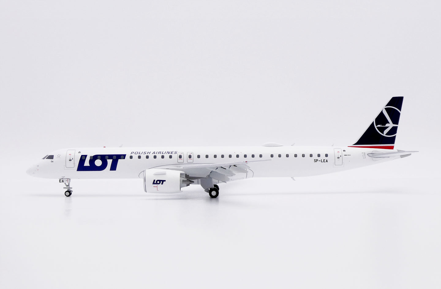 JC WINGS E195-E2 POLISH AIRLINES (LOT) (FLAPS DOWN) REG: SP-LEA
