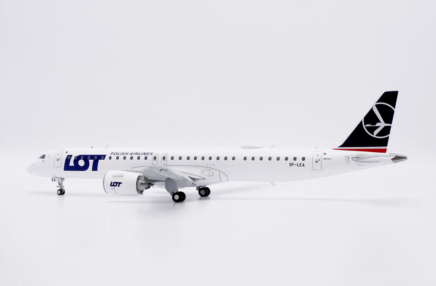 JC WINGS E195-E2 POLISH AIRLINES (LOT) (FLAPS DOWN) REG: SP-LEA