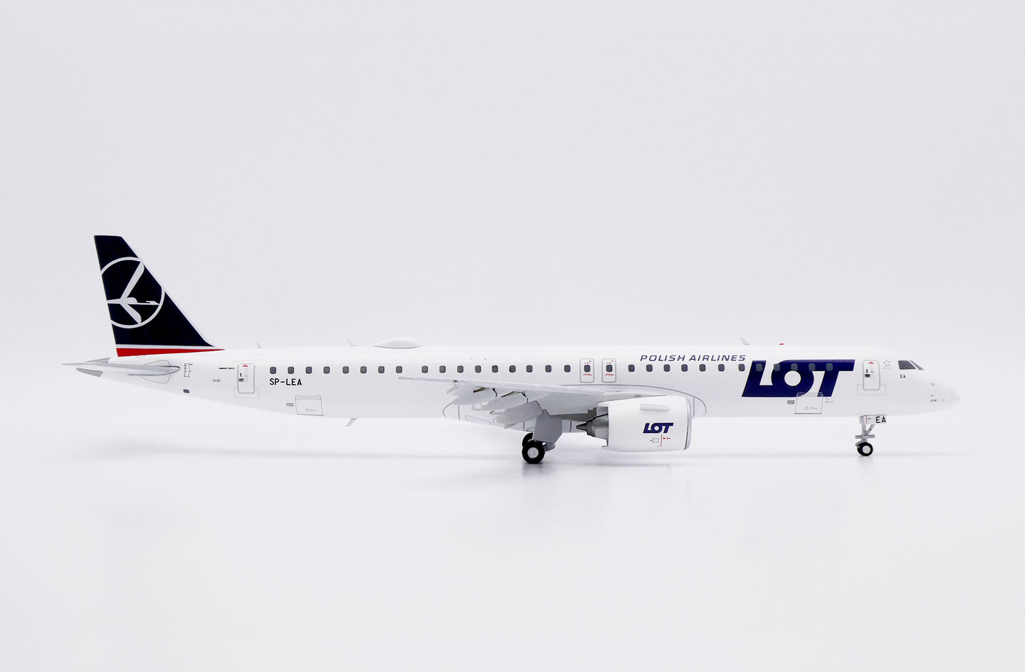 JC WINGS E195-E2 POLISH AIRLINES (LOT) (FLAPS DOWN) REG: SP-LEA