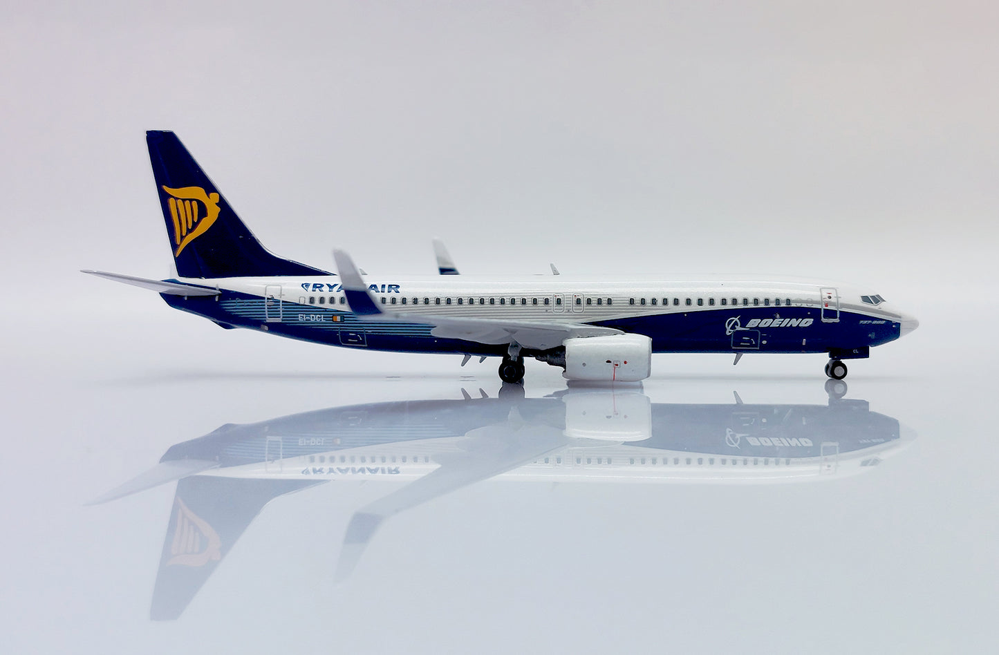 JC WINGS B737-800 DREAMLINER RYANAIR "WHITE NOSE" REG: EI-DCL
