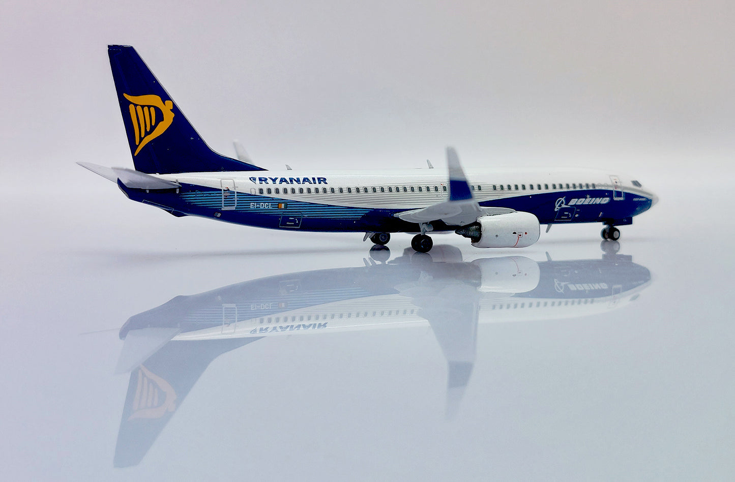 JC WINGS B737-800 DREAMLINER RYANAIR "WHITE NOSE" REG: EI-DCL