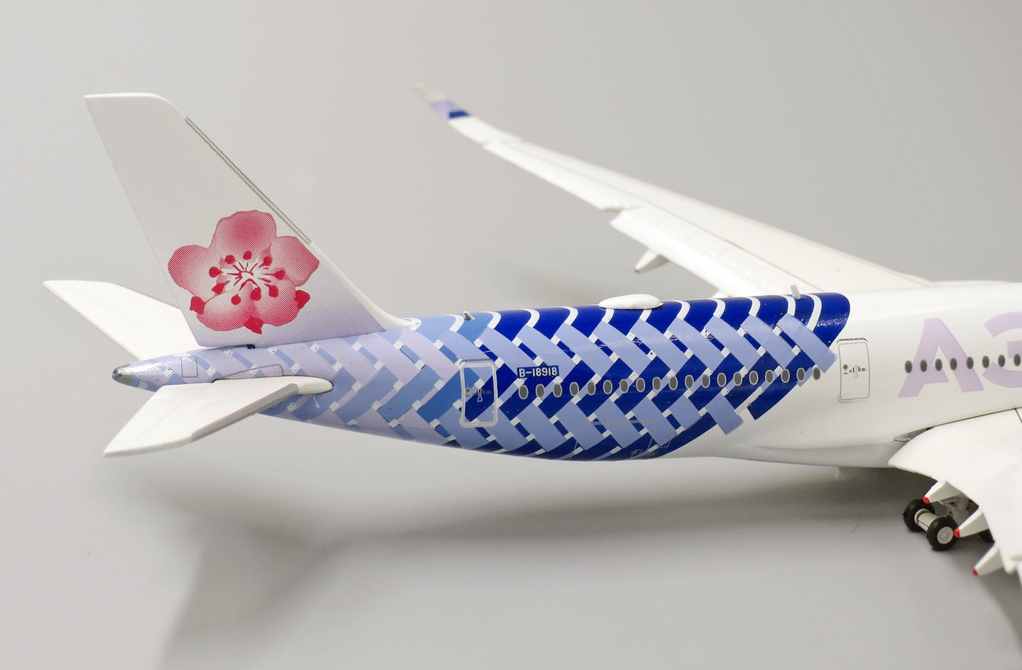 JC WINGS A350-900XWB CHINA AIRLINES "CARBON FIBER" (FLAPS DOWN) REG: B-18918