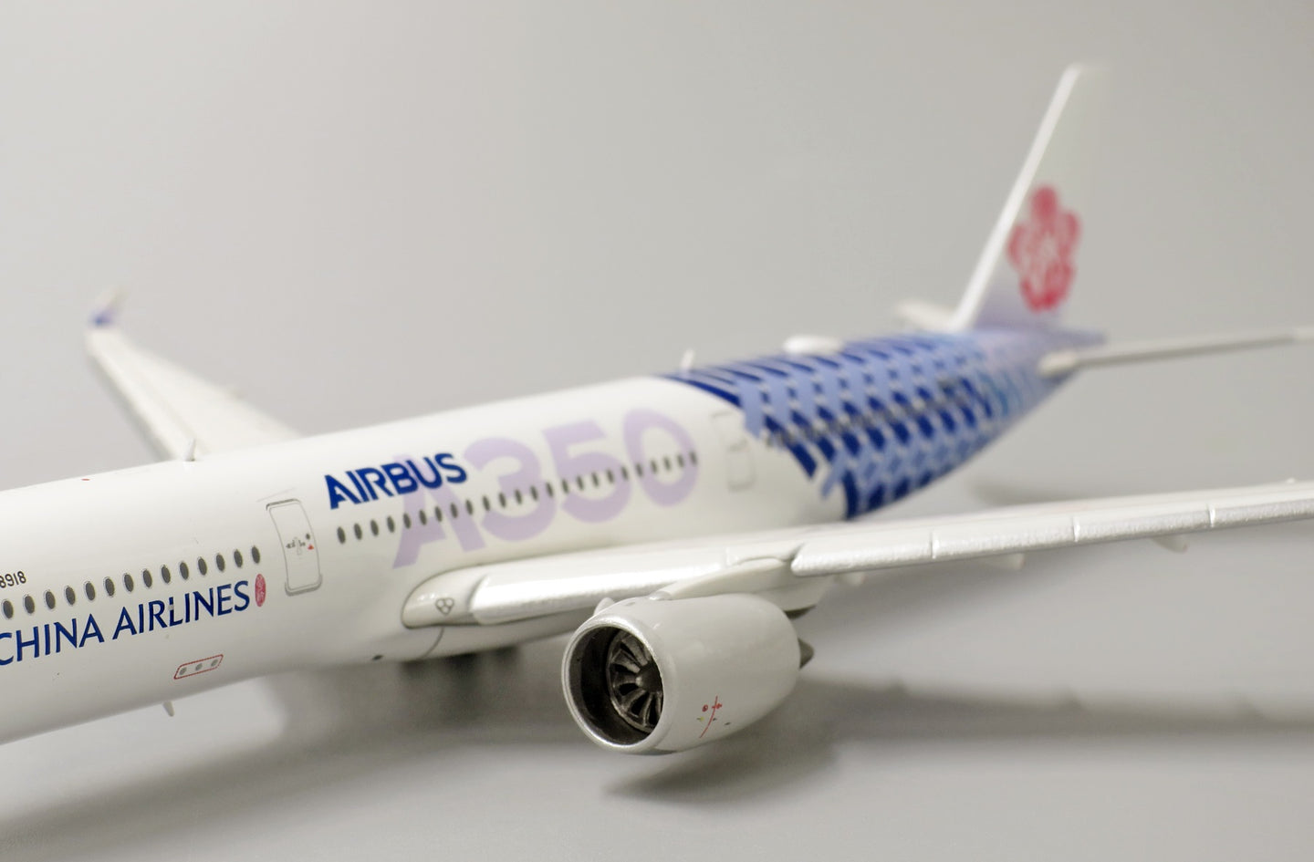JC WINGS A350-900XWB CHINA AIRLINES "CARBON FIBER" (FLAPS DOWN) REG: B-18918