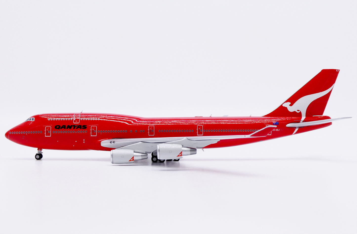 JC WINGS B747-400 QANTAS AIRWAYS ALL RED REG: VH-OEJ