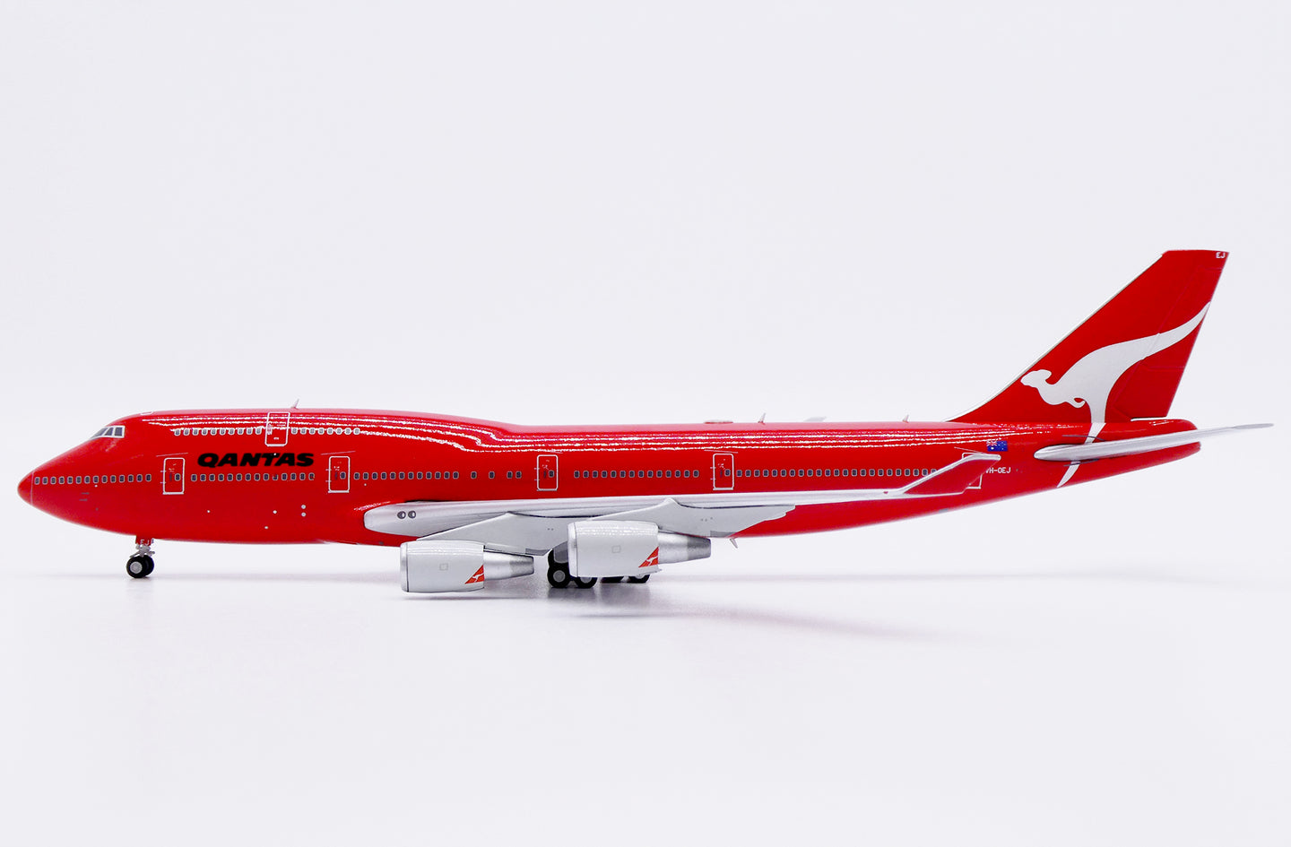 JC WINGS B747-400 QANTAS AIRWAYS ALL RED REG: VH-OEJ