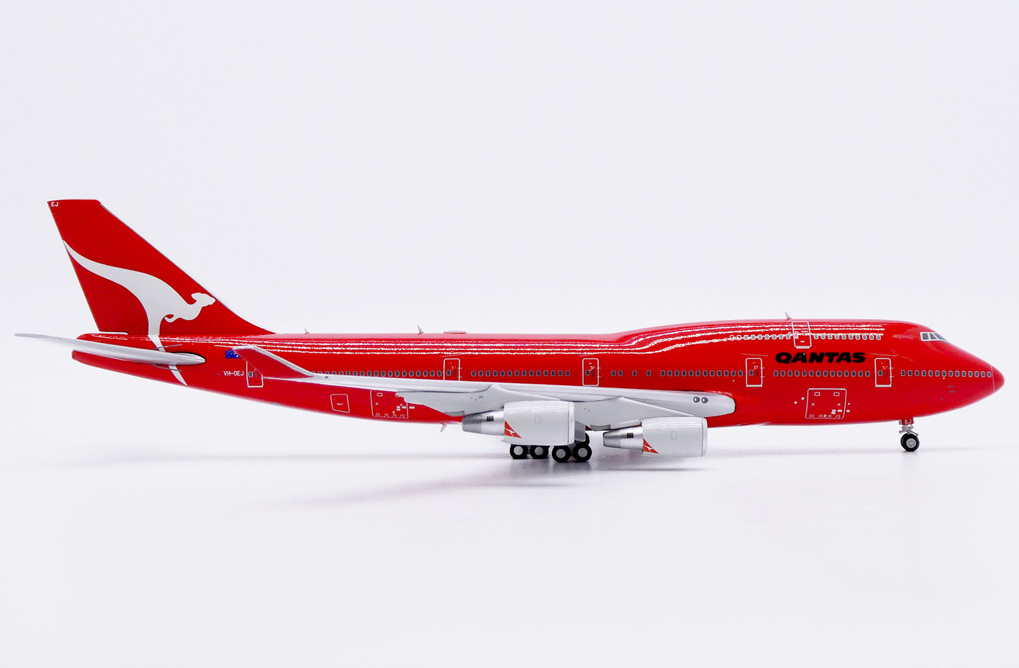 JC WINGS B747-400 QANTAS AIRWAYS ALL RED REG: VH-OEJ