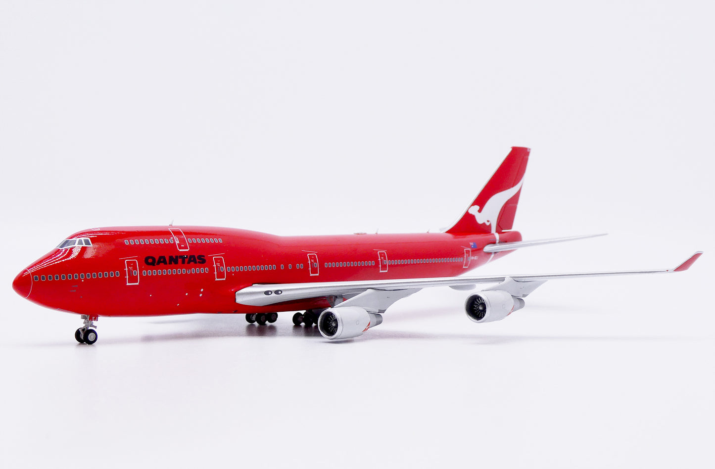 JC WINGS B747-400 QANTAS AIRWAYS ALL RED REG: VH-OEJ