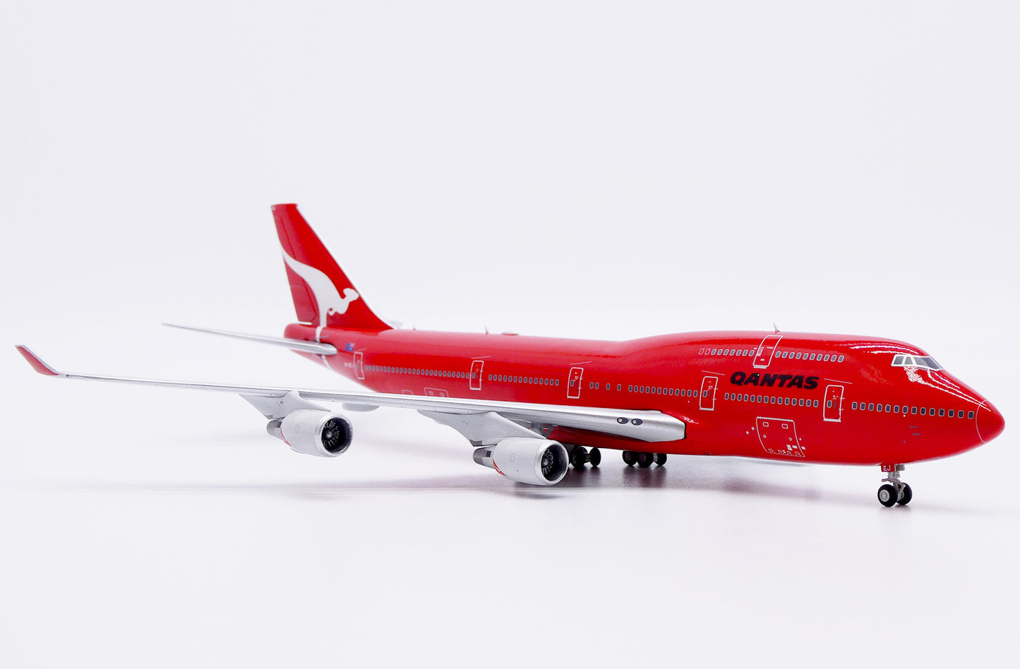 JC WINGS B747-400 QANTAS AIRWAYS ALL RED REG: VH-OEJ