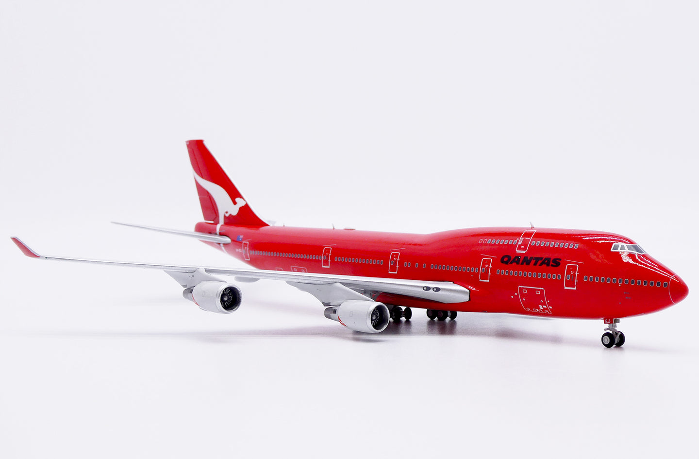 JC WINGS B747-400 QANTAS AIRWAYS ALL RED REG: VH-OEJ