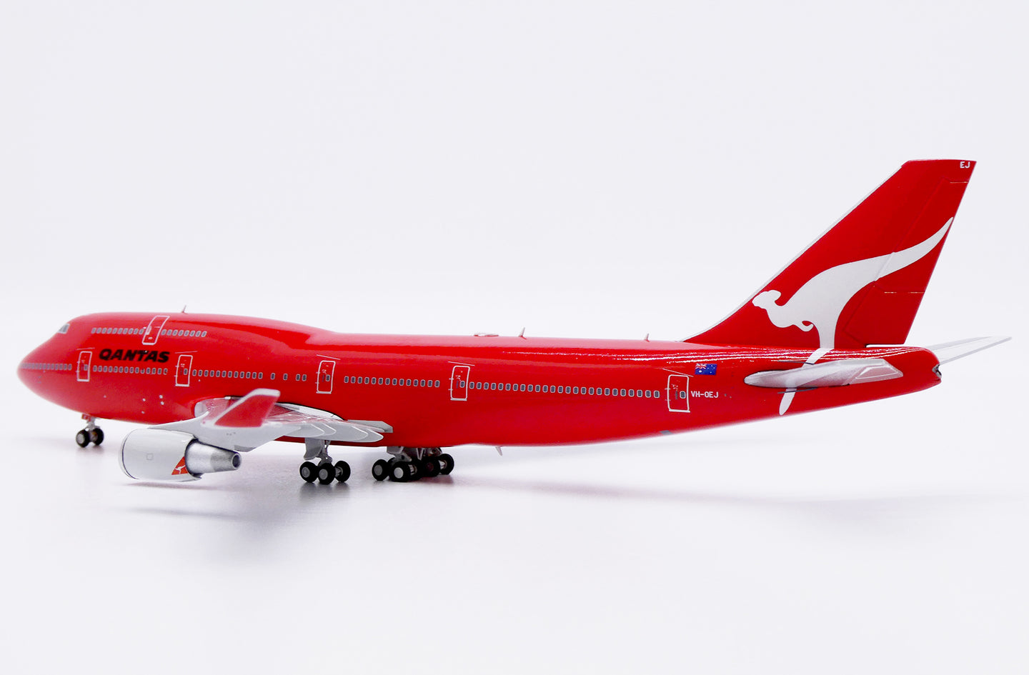 JC WINGS B747-400 QANTAS AIRWAYS ALL RED REG: VH-OEJ