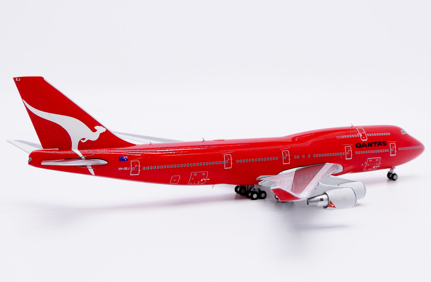 JC WINGS B747-400 QANTAS AIRWAYS ALL RED REG: VH-OEJ