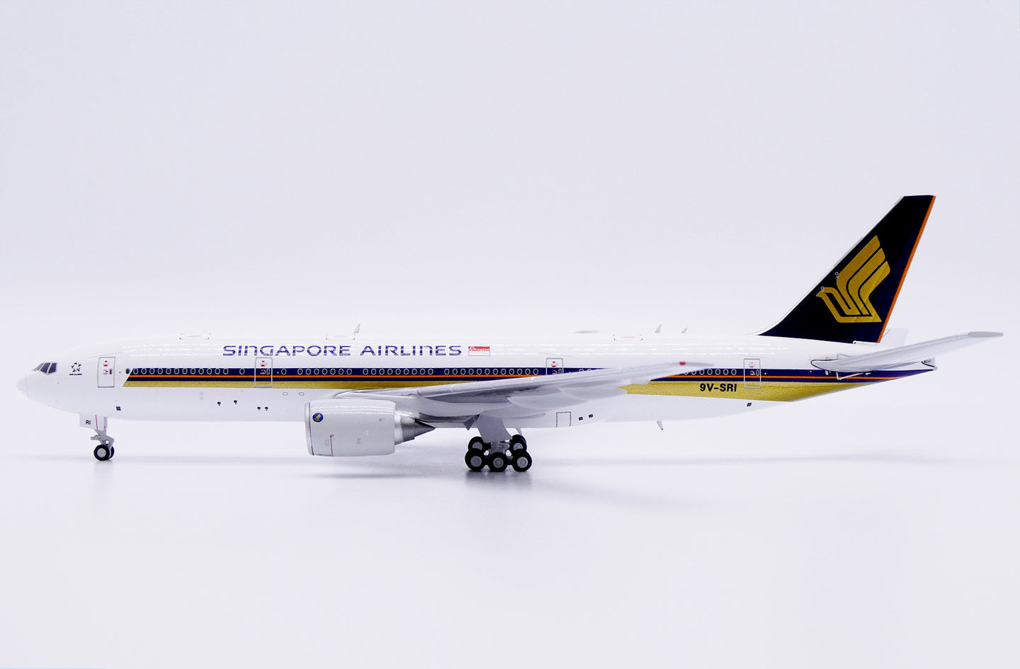 JC WINGS B777-200ER SINGAPORE AIRLINES "SMALL TITLES" REG: 9V-SRI