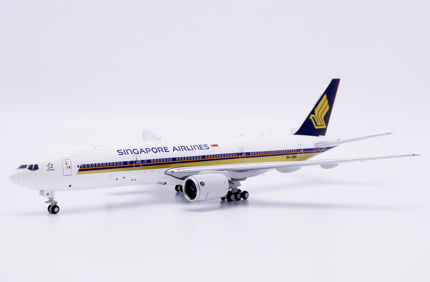 JC WINGS B777-200ER SINGAPORE AIRLINES "SMALL TITLES" REG: 9V-SRI