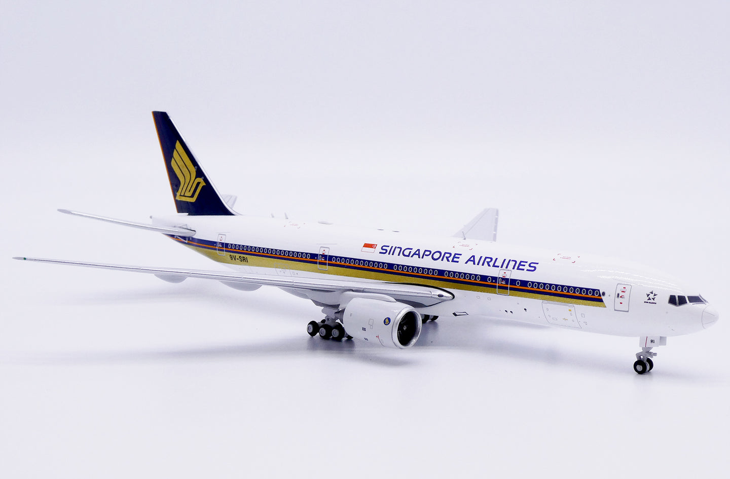 JC WINGS B777-200ER SINGAPORE AIRLINES "SMALL TITLES" REG: 9V-SRI