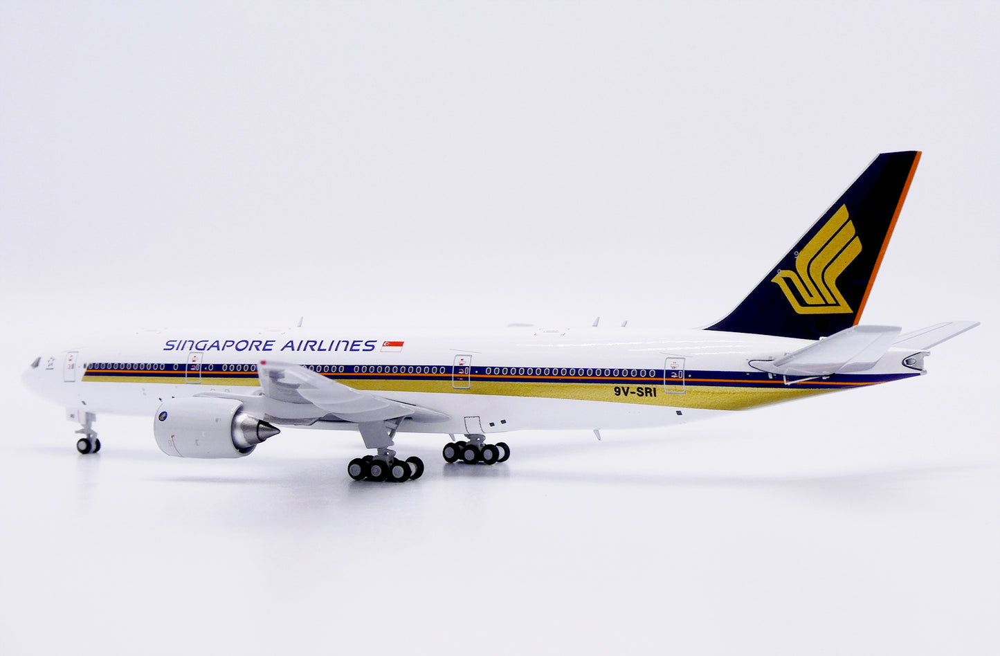 JC WINGS B777-200ER SINGAPORE AIRLINES "SMALL TITLES" REG: 9V-SRI
