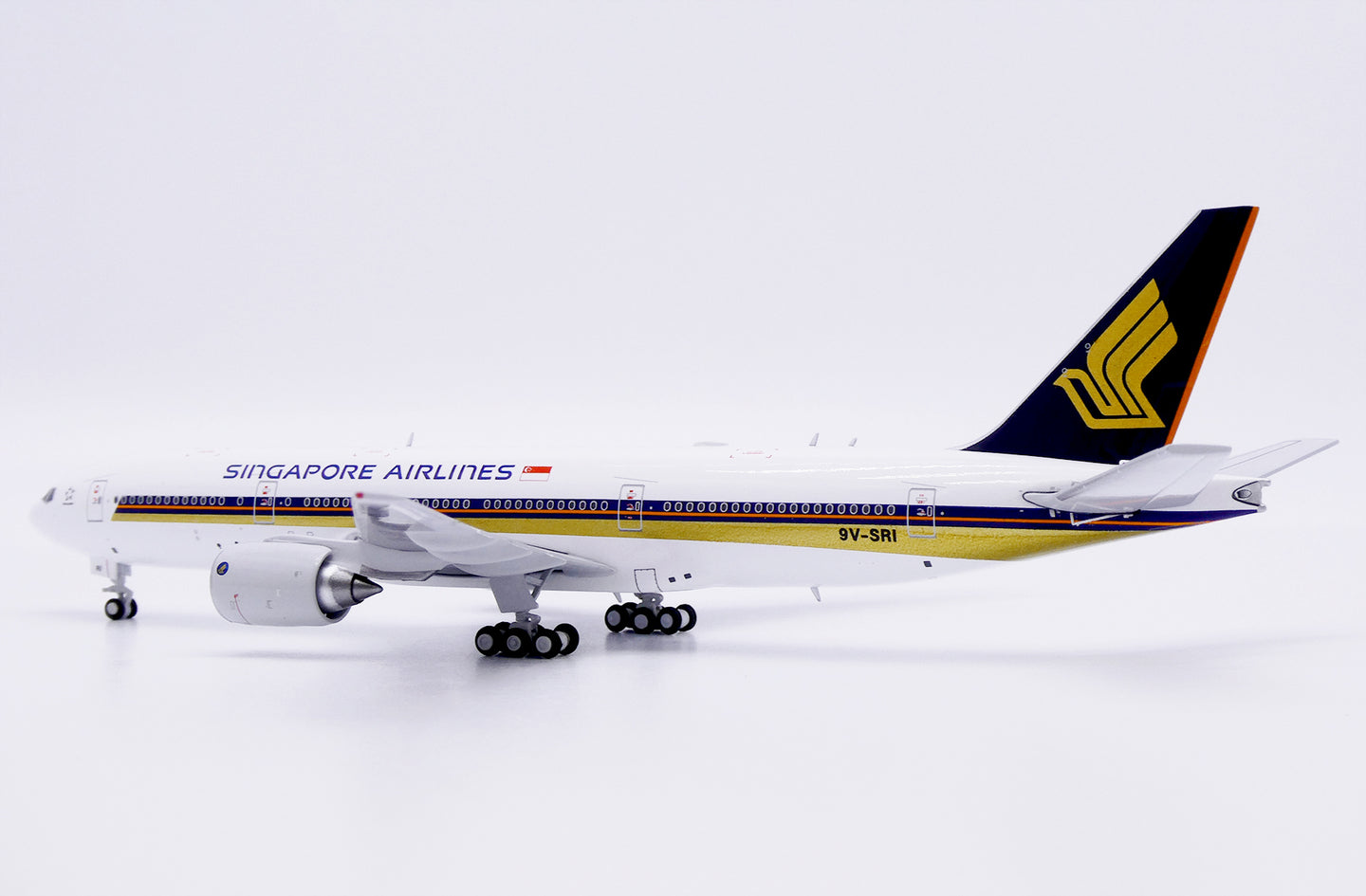 JC WINGS B777-200ER SINGAPORE AIRLINES "SMALL TITLES" REG: 9V-SRI