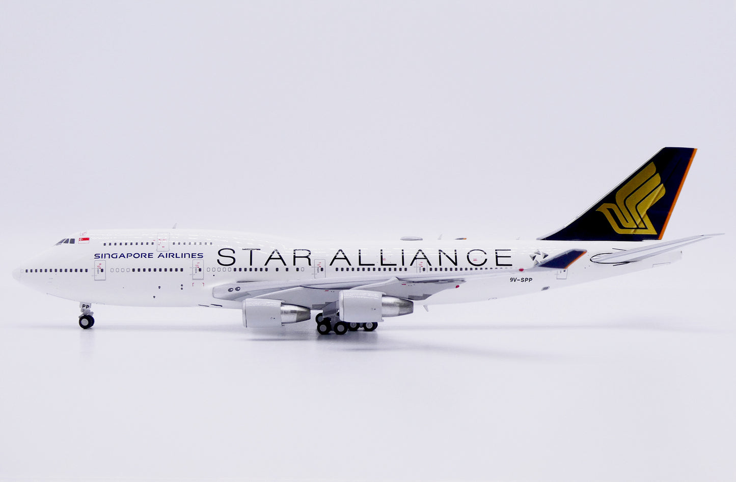 JC WINGS B747-400 SINGAPORE AIRLINES "STAR ALLIANCE" REG: 9V-SPP