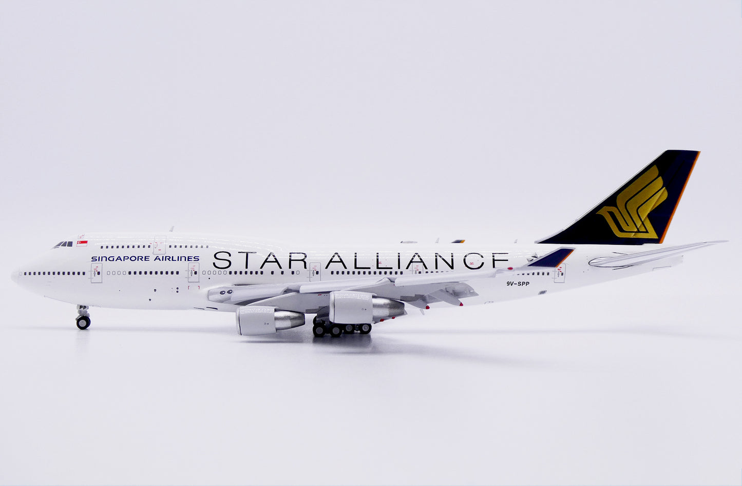 JC WINGS B747-400 SINGAPORE AIRLINES "STAR ALLIANCE" (FLAPS DOWN) REG: 9V-SPP