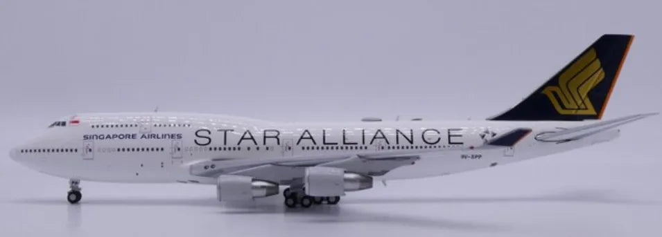 JC WINGS B747-400 SINGAPORE AIRLINES "STAR ALLIANCE" (FLAPS DOWN) REG: 9V-SPP