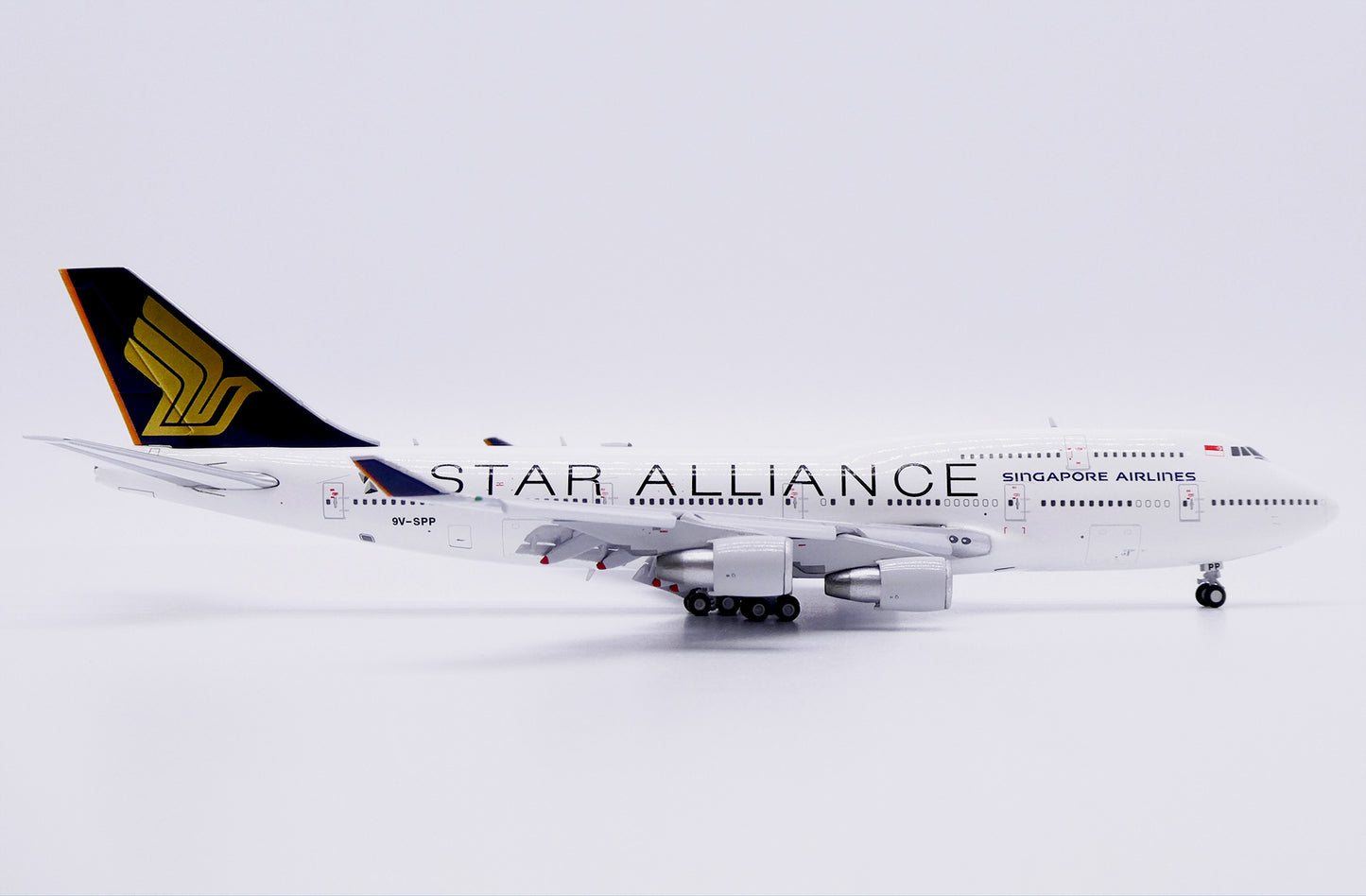 JC WINGS B747-400 SINGAPORE AIRLINES "STAR ALLIANCE" (FLAPS DOWN) REG: 9V-SPP
