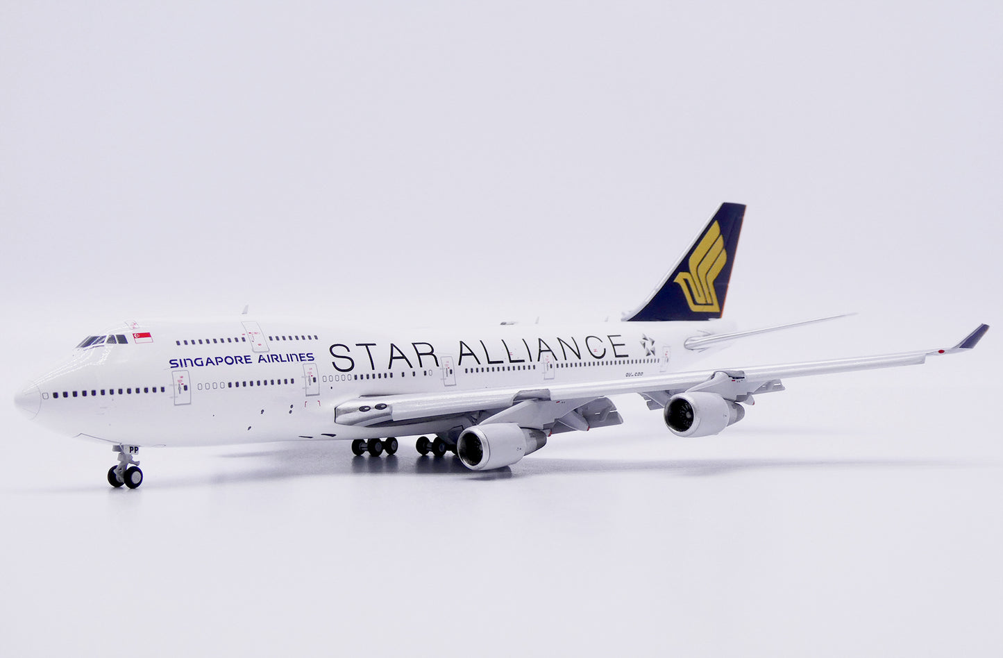 JC WINGS B747-400 SINGAPORE AIRLINES "STAR ALLIANCE" (FLAPS DOWN) REG: 9V-SPP