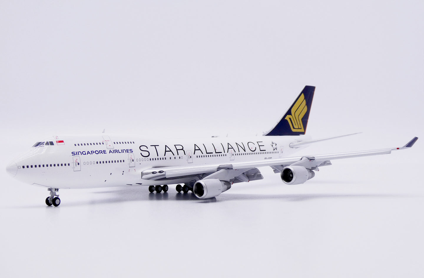 JC WINGS B747-400 SINGAPORE AIRLINES "STAR ALLIANCE" (FLAPS DOWN) REG: 9V-SPP