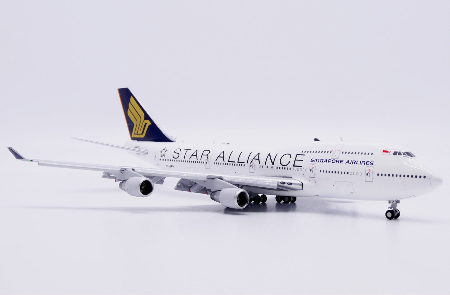 JC WINGS B747-400 SINGAPORE AIRLINES "STAR ALLIANCE" (FLAPS DOWN) REG: 9V-SPP