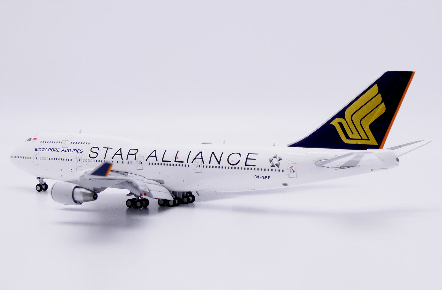 JC WINGS B747-400 SINGAPORE AIRLINES "STAR ALLIANCE" (FLAPS DOWN) REG: 9V-SPP