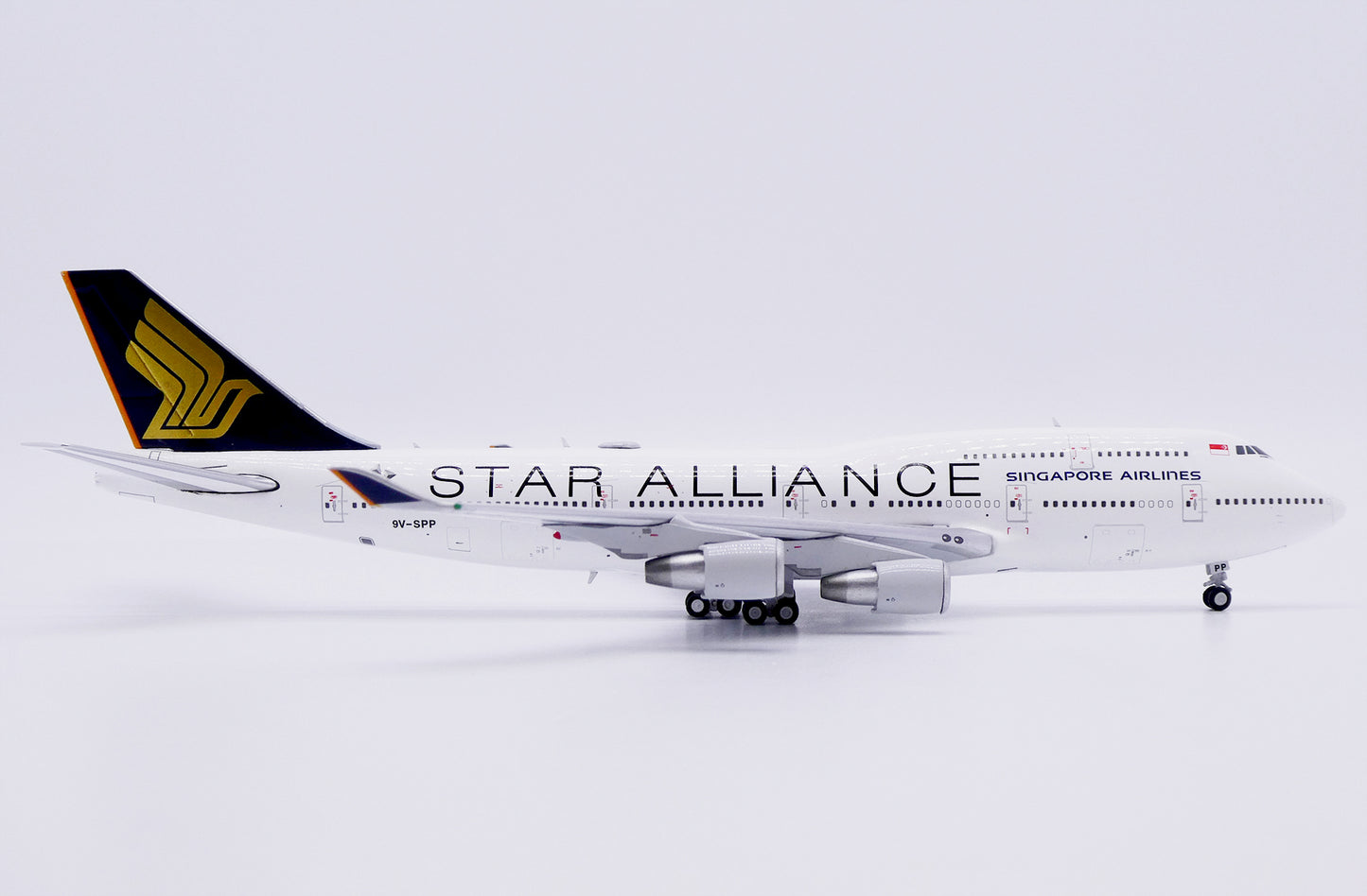 JC WINGS B747-400 SINGAPORE AIRLINES "STAR ALLIANCE" REG: 9V-SPP