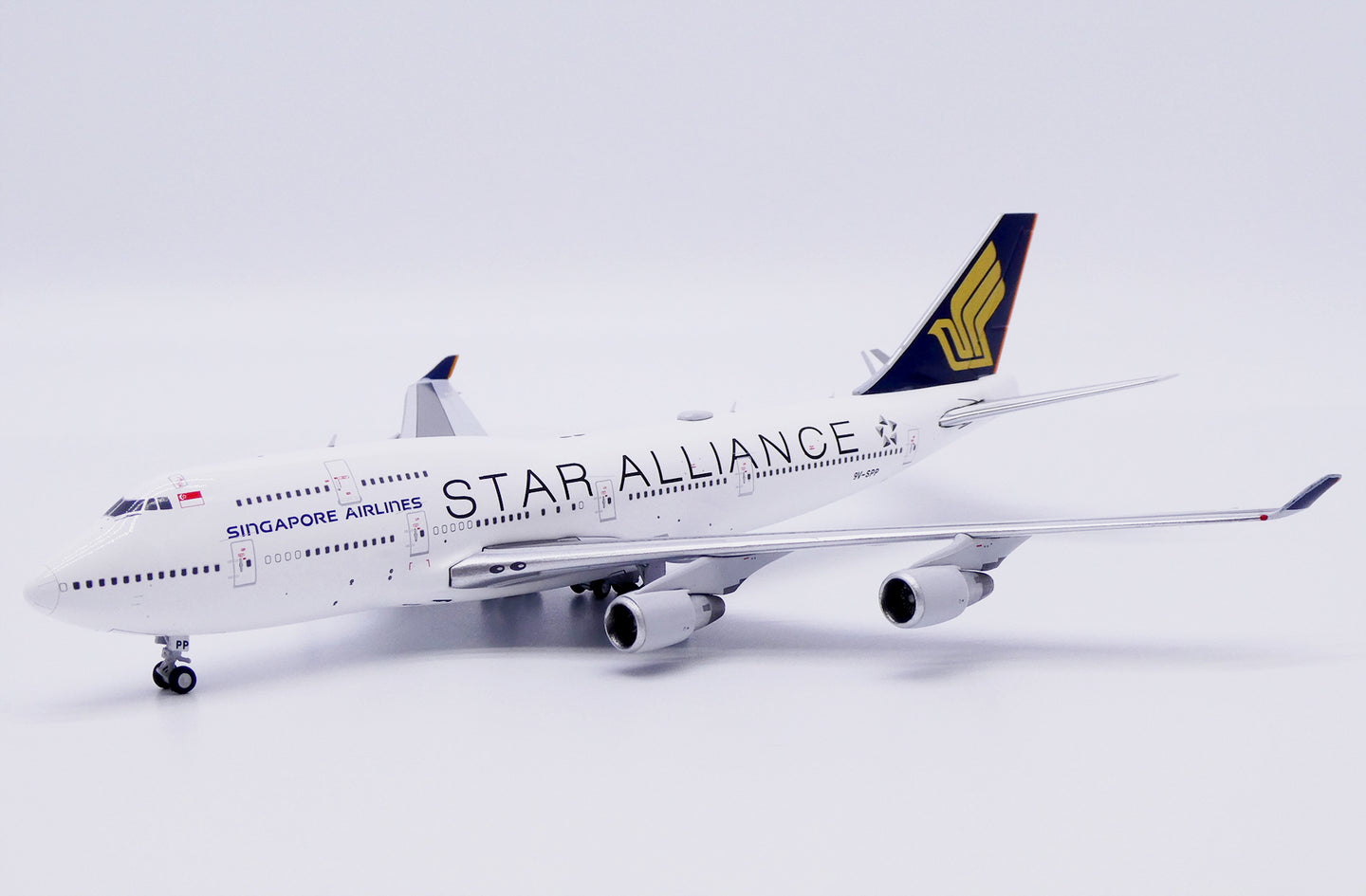 JC WINGS B747-400 SINGAPORE AIRLINES "STAR ALLIANCE" REG: 9V-SPP