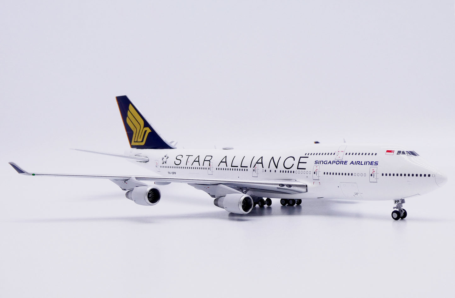 JC WINGS B747-400 SINGAPORE AIRLINES "STAR ALLIANCE" REG: 9V-SPP