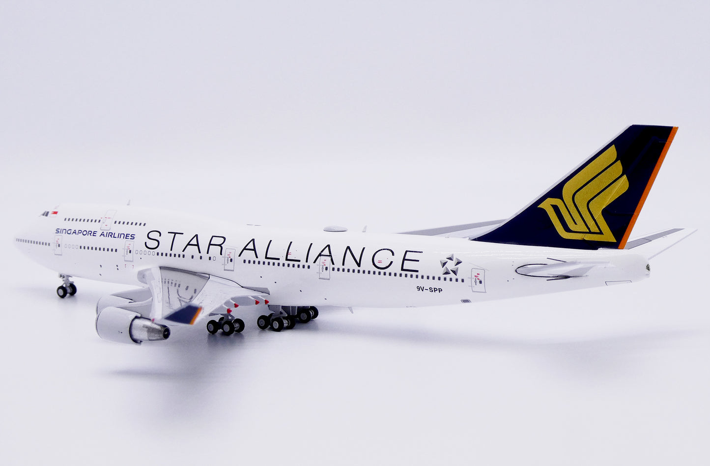 JC WINGS B747-400 SINGAPORE AIRLINES "STAR ALLIANCE" REG: 9V-SPP