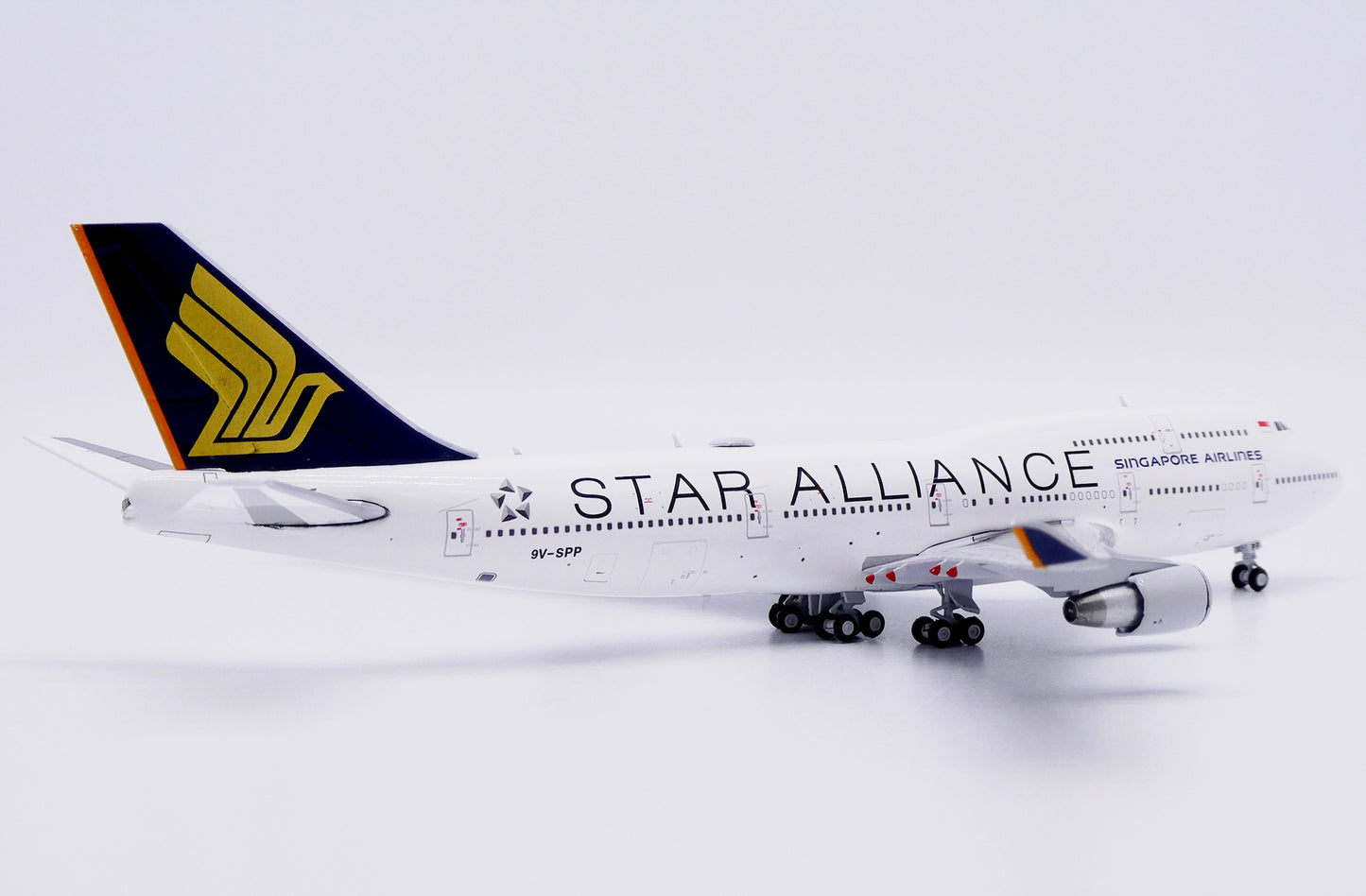 JC WINGS B747-400 SINGAPORE AIRLINES "STAR ALLIANCE" REG: 9V-SPP