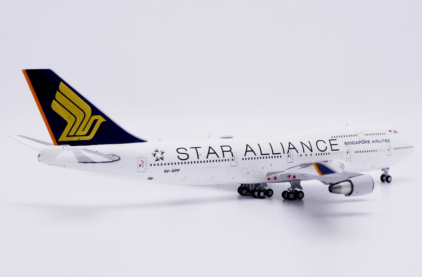 JC WINGS B747-400 SINGAPORE AIRLINES "STAR ALLIANCE" REG: 9V-SPP