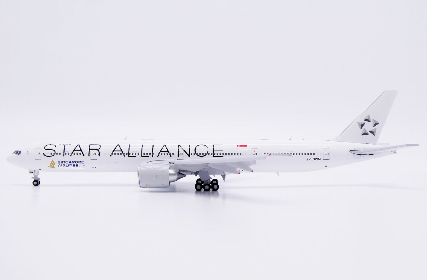JC WINGS B777-300ER SINGAPORE AIRLINES "STAR ALLIANCE" REG: 9V-SWM